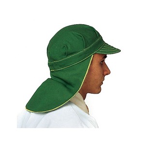 Casquette en toile verte ignifug&eacute;e, munie d&rsquo;un &eacute;lastique pour serrage, d&rsquo;une visi&egrave;re et d&rsquo;un couvre-nuque.﻿CASQ67022